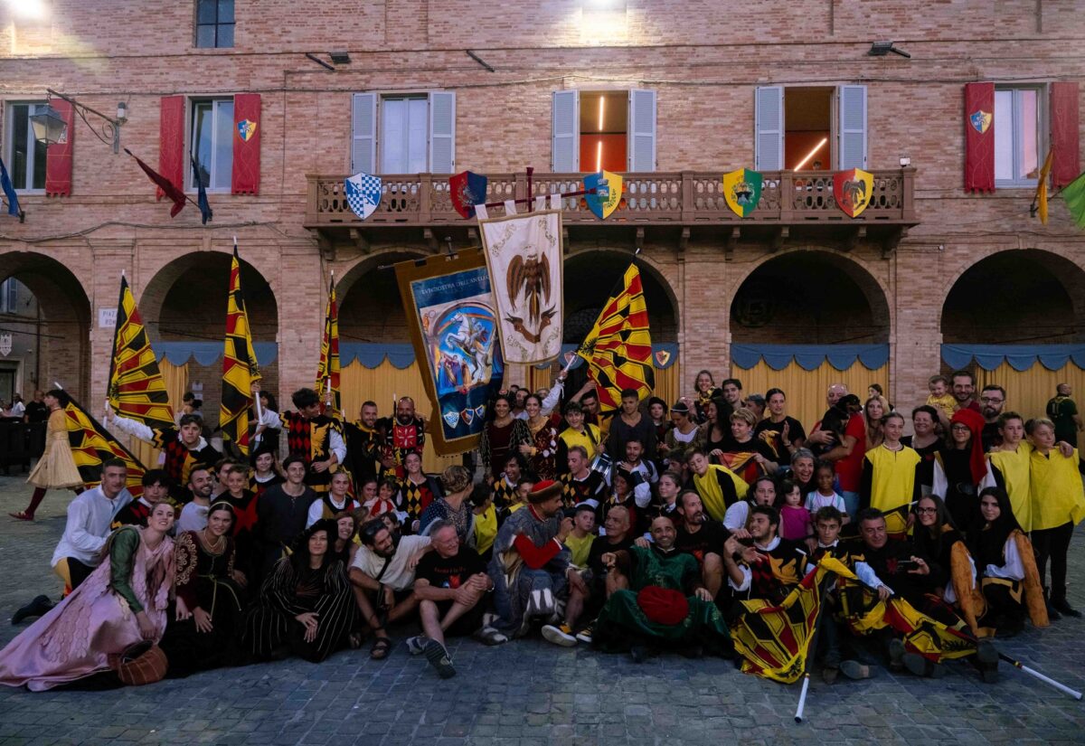Il Rione Santo Spirito festante in piazza per la vittoria 2024